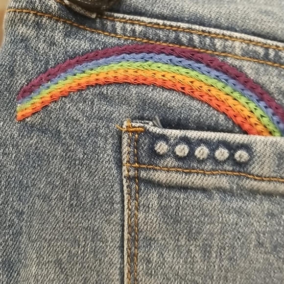 💕BLANKNYC💕 Astor Cut Off Shorts Sun Rainbow Embroidered Denim Raw Hem 27 NWT - Picture 6 of 13